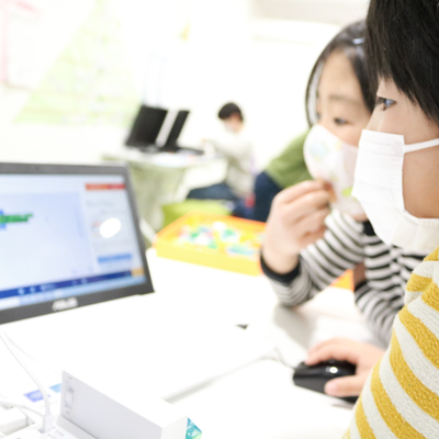 真剣にプログラミングする子供たち