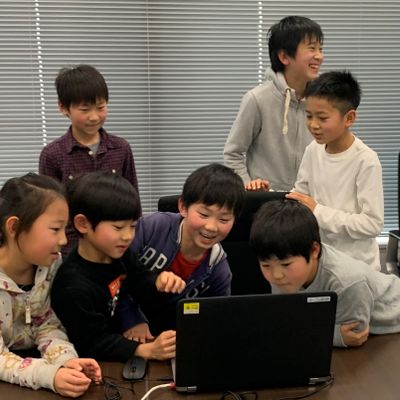 クラスメートと作品を共有しながらレッスンが進行します！