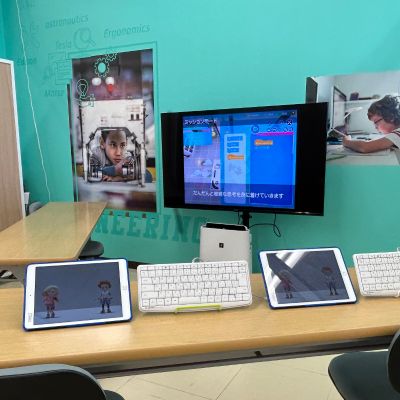 教室は2クラスご用意しており、ipadを使用してプログラミングを学んで頂きます。