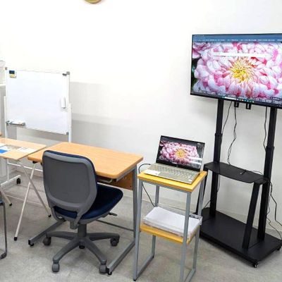 LIGHT-US円山校は定員20名の少人数制に特化したコンパクトな教室です。1授業あたり最大6名までしか授業を行いませんので、すべての生徒に目が行き届く広さとなっております。