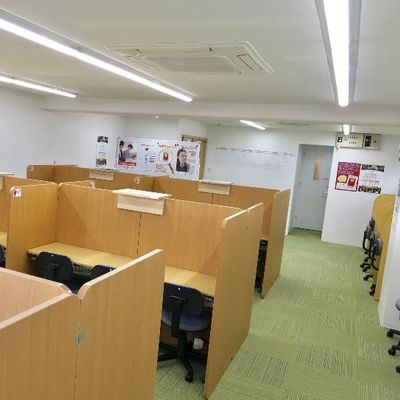 レッスンは個別指導スクールIEの教室内で行います。