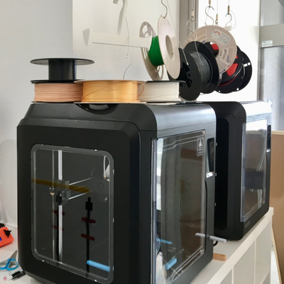 ミラプロには自由に使える３Dプリンターが11台。ちょっとした工場よりあります。