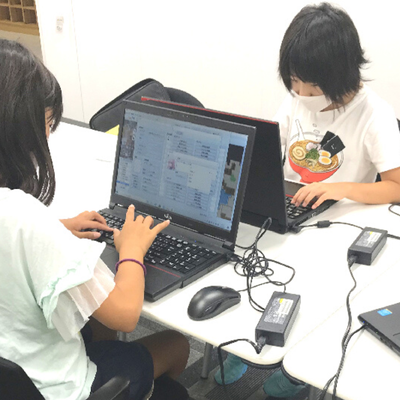 物語(デザイン)コースのレッスン様子で会話の内容を作成しています。たまにはバグ探しのために相手が作成したテスト画面を確認します。