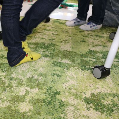芝生みたいな床の上で自由な発想を！