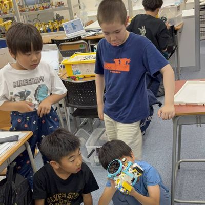 学年を超えて楽しく交流しながら、切磋琢磨してロボット作りに取り組んでいます。