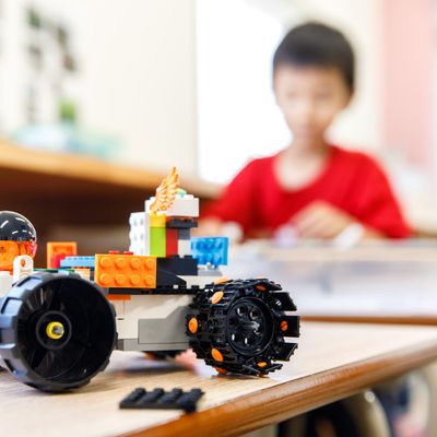 小学校低学年はレゴを使って実体験を伴う学びも行います