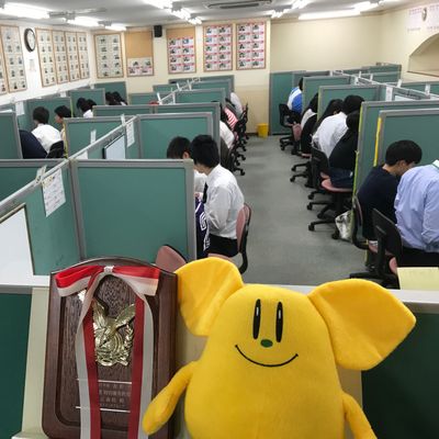 個別指導塾「スクールIE江南江森校」内に併設されています。HALLOの授業は集団授業で使っているブースを使って行っておりますので、プログラミングの生徒さんだけの空間で楽しく学んでいただけます。