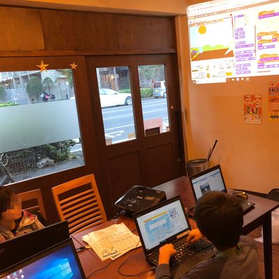 小学生が開発中のスクラッチ作品を他の生徒にプレゼン（説明）している様子