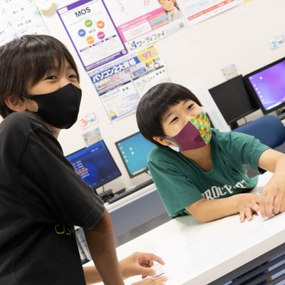 「こうやったらどうかなー？」「こっちがいいんじゃない？」意見を出し合いながら作業を進めます