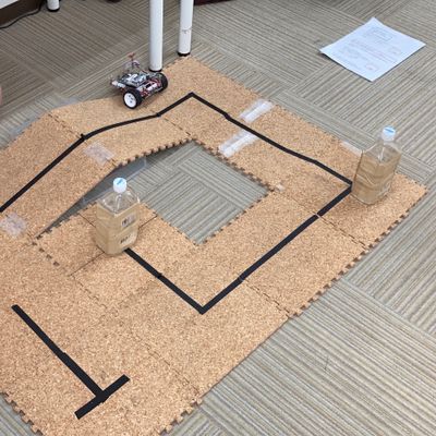 坂や障害物を乗り越えて、黒い線をたどってゴールを目指そう！【2023年6月撮影】