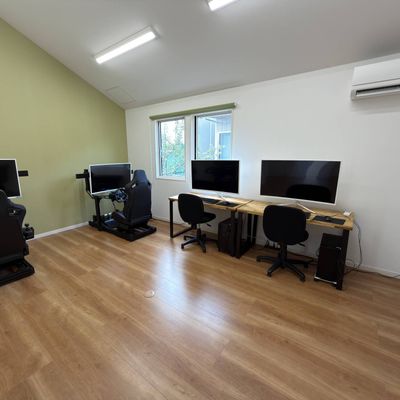 ゆいの杜ベースの奥にある第二教室です。ゲーミングPCとレーシングシミュレーターがあり、主にフリースクールで利用されます。