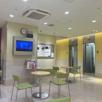 広々としたロビーでお子様のお迎えも可能です♬