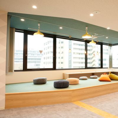 小上がりで休んだり、くつろぎながら制作活動を行うことができます！