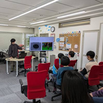 授業の後に指導報告書を書いているのですが、文字だけでは伝わらない生徒の成長を直接実感することができます。人前で自分の考えたものを発表するいい機会にもなりますね。