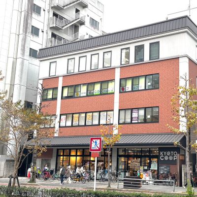 スーパーの上が教室です。駅からも近く利便性に優れ、安心してお子様を預けられます。