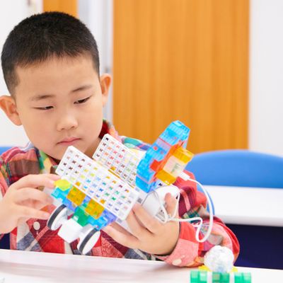 ファーストコースでは、自分だけの「あそび」を工夫して生み出すことで、「発想力」と「思考力」を伸ばします [2021/10撮影]