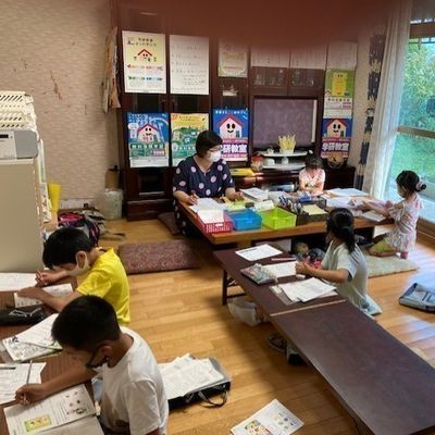 左の入り口から2階へ上がってください。2階と3階が教室になります。