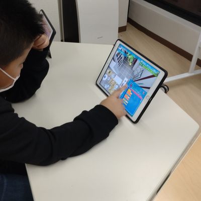 ipadを使ってプログラミングを行います