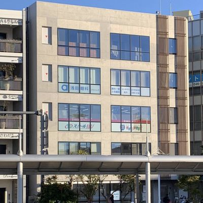 JR逗子駅改札を4て左手にきれいな5階建てビルがあります。