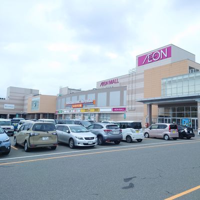 イオンモール新発田店です。 駐車場は平面駐車上及び屋上駐車場をあわせ1650台、 駐輪場は550台分を完備しております。 また、西新発田駅から徒歩1分なので電車でも通いやすいです。