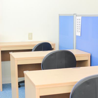個別に一人ひとりと向き合えるような配置、落ち着いて学習できる環境にしてあります。