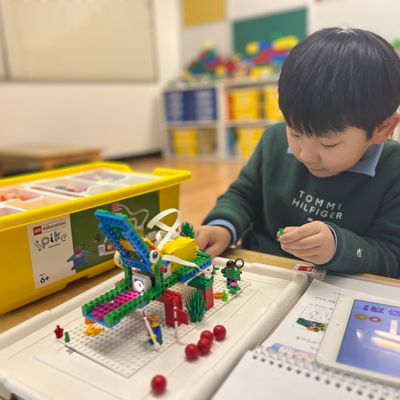 多くの進学塾が軒を連ねる地域にあり、それとは趣を異にする、アットホームでワクワクがいっぱいの楽しく学べるロボット教室です！