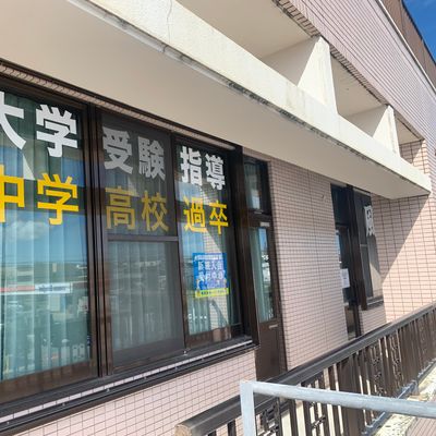 まてぃだ通り、日進ビル2階。建物に向かって左手の外階段からご来室ください。