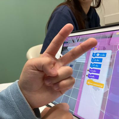 お子様とのコミュニケーションを大事にレッスンをしてます。出来て喜んでくれた時の反応は私たちにとって「宝物」です。