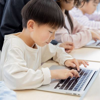 パソコンの操作だけでなく、情報を調べ、整理し、分かりやすく表現する方法を学びます。