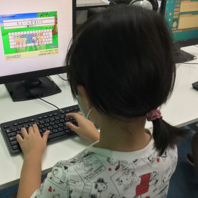 【ステージパソコン】まずは、タイピング練習からスタートします。