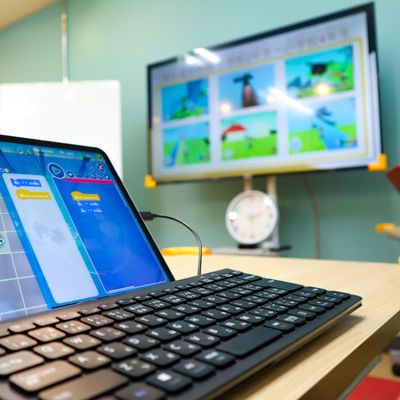 iPadで「Playgram」アプリを使用し、タイピングから本格的なプログラミングまで学べます