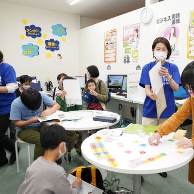 思い通りに動かせるかな？大人気のtoioを使った授業の様子です。