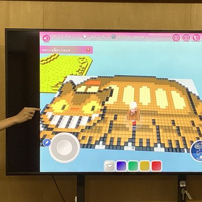クリエイト発表会の発表の様子です。 カラフルなブロックを使ってキャラクターを描いた作品を発表してくれています。  制作期間半年ほどの大作です。