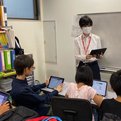 HALLOレッスン様子です。コーチがつきっきりで見てくれます。