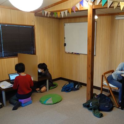 ひとりひとりにパソコンが割り当たりそれぞれ課題に取り組みます。