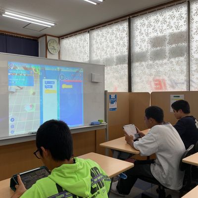 タブレットを使用。ゲーム感覚で本格的なプログラミングの基礎知識から学べるので、初心者でもタッチパネルで簡単に学ぶことができます！