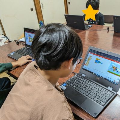 真剣にプログラミングする子ども達