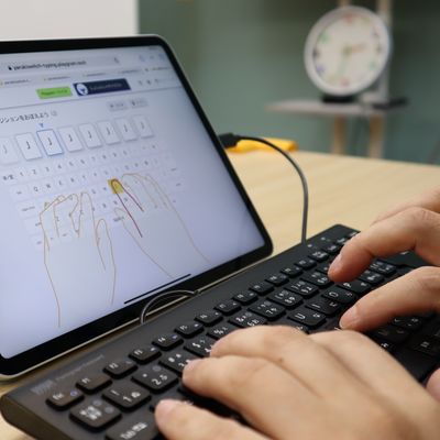 プログラミングのみならず、必須スキルであるタイピングも練習します