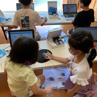 友達同士で作品を見せ合いっこ。プログラミングもしっかりできていたね(夏休み特別講座,ハロコードプログラミング,2021.8.6)）