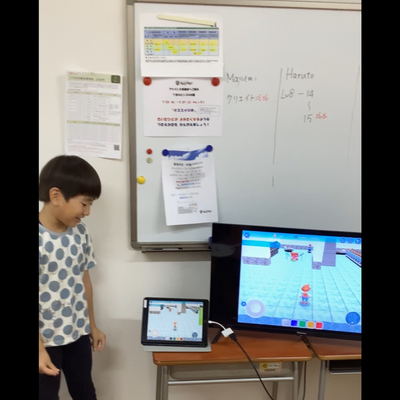 ミッションで学んだスキルを活用し、クリエイトした作品の発表です。みんなの前でプレゼンをしながら、「どこが難しかったか」「どこを工夫したか」「伝えたい世界はなにか」など自分の言葉で伝えます。