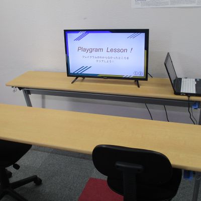 集団部屋で一人ひとりの学習進捗に合わせて指導します