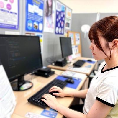 女子高校生のコードプログラミング風景