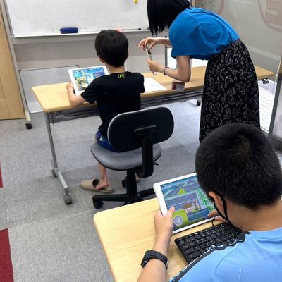 週1回のレッスンは、気付きを与えながらお子さま自身での問題解決を手助けするコーチング手法で進めています！また、月の最後には一か月の取り組みを発表する場も設けています♪
