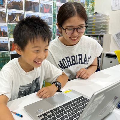王寺_①講師がそばで教えている様子