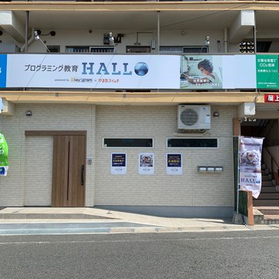 教室の入口（正面玄関）です。教室は１階です。