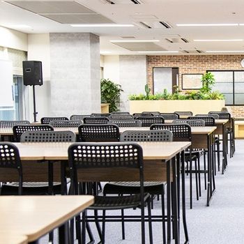 N高等学校のキャンパスを利用した、お洒落な内装です