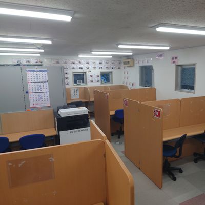 教室内です。各ブースでHALLOのレッスンを行います。