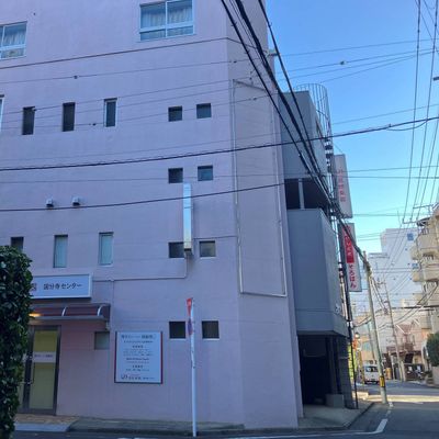 国分寺南郵便局の東側に位置します。