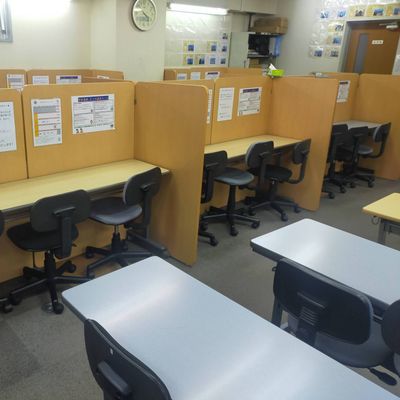 広い教室で授業を行います。HALLO専用のスペースがあります！