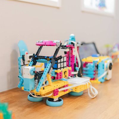教室にある８種類のロボットを使って学びます